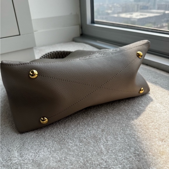 Louis Vuitton Maida Hobo MM Empreinte Leather in Tourterelle – New with Tags - Picture 15 of 16